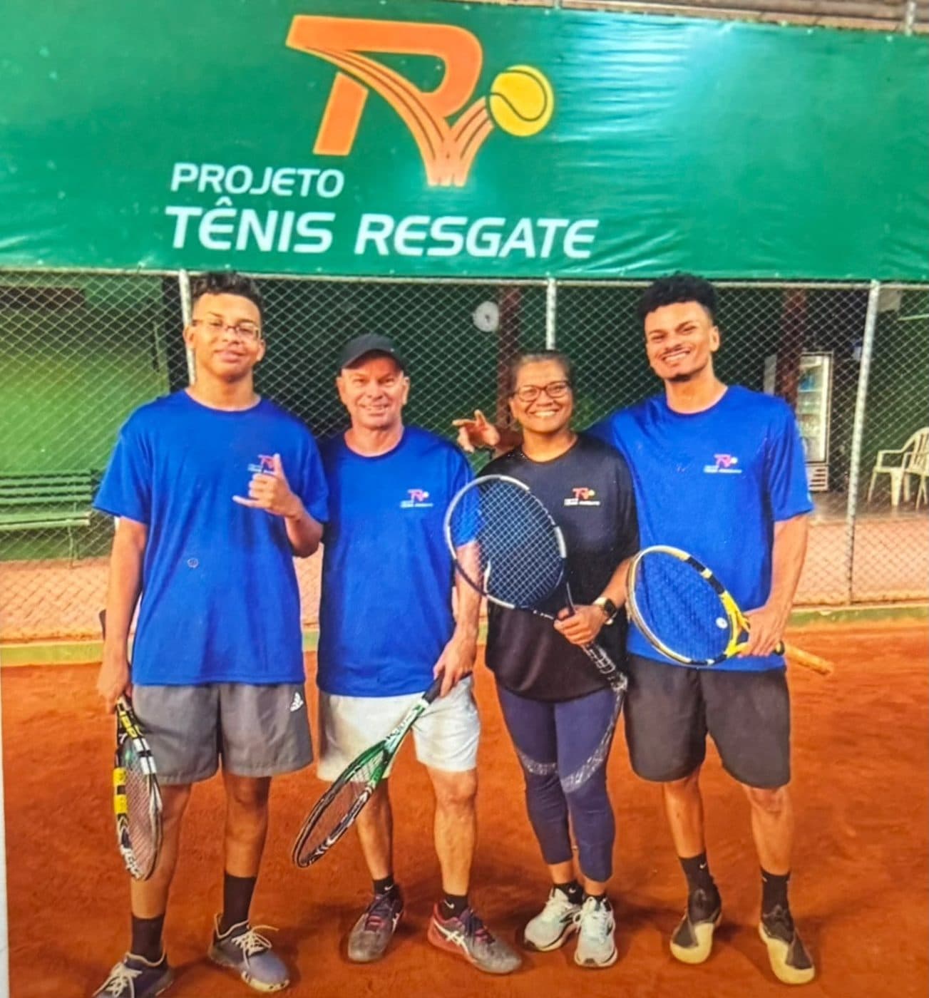 Parte da equipe do Projeto Tênis Resgate na quadra