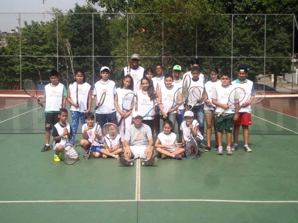 Turma do projeto reunida em quadra de tênis nos primeiros anos